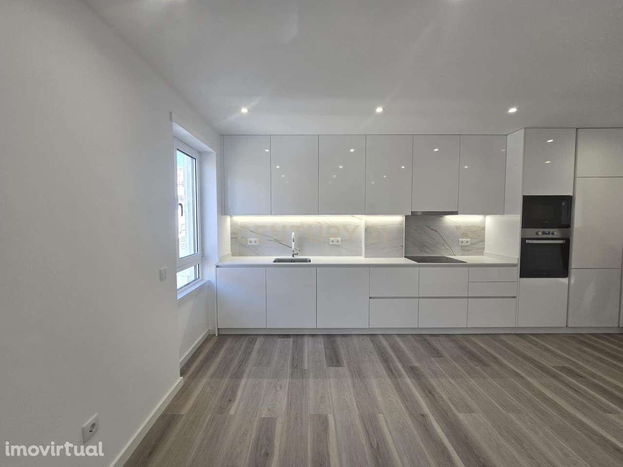 Apartamento T3 renovado com  excelente localização  na Nazaré - Grande imagem: 2/13