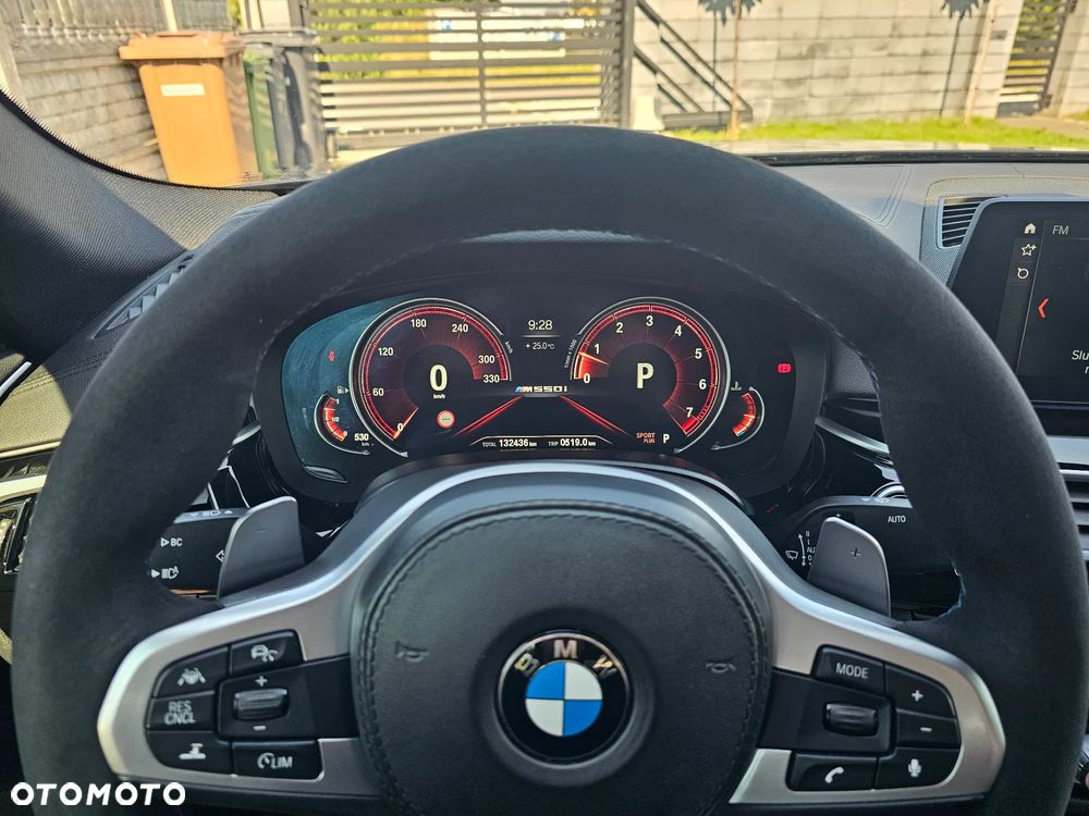 BMW Seria 5 M550i xDrive sport - 12