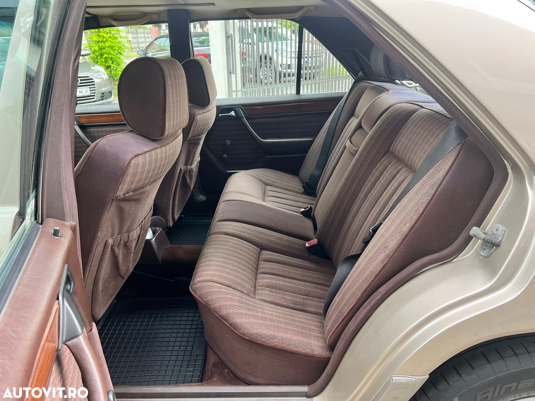 Mercedes-Benz W124 - 12