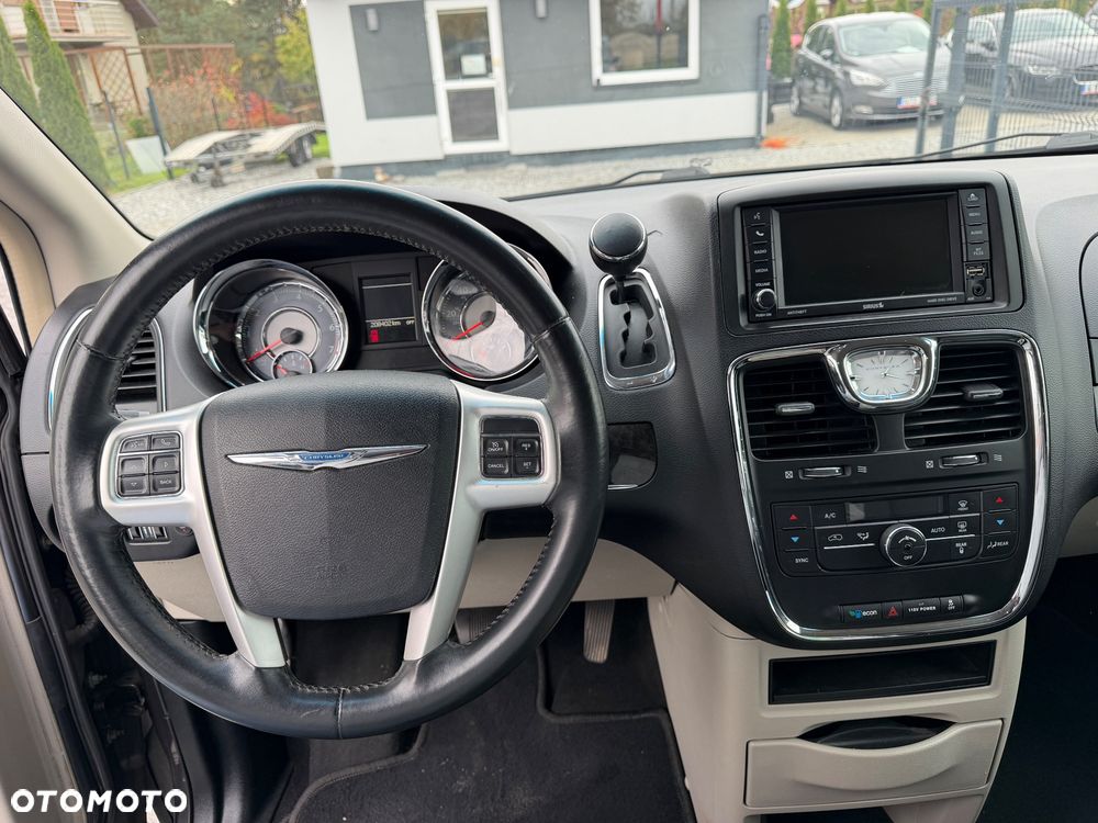 Chrysler Town & Country - 31
