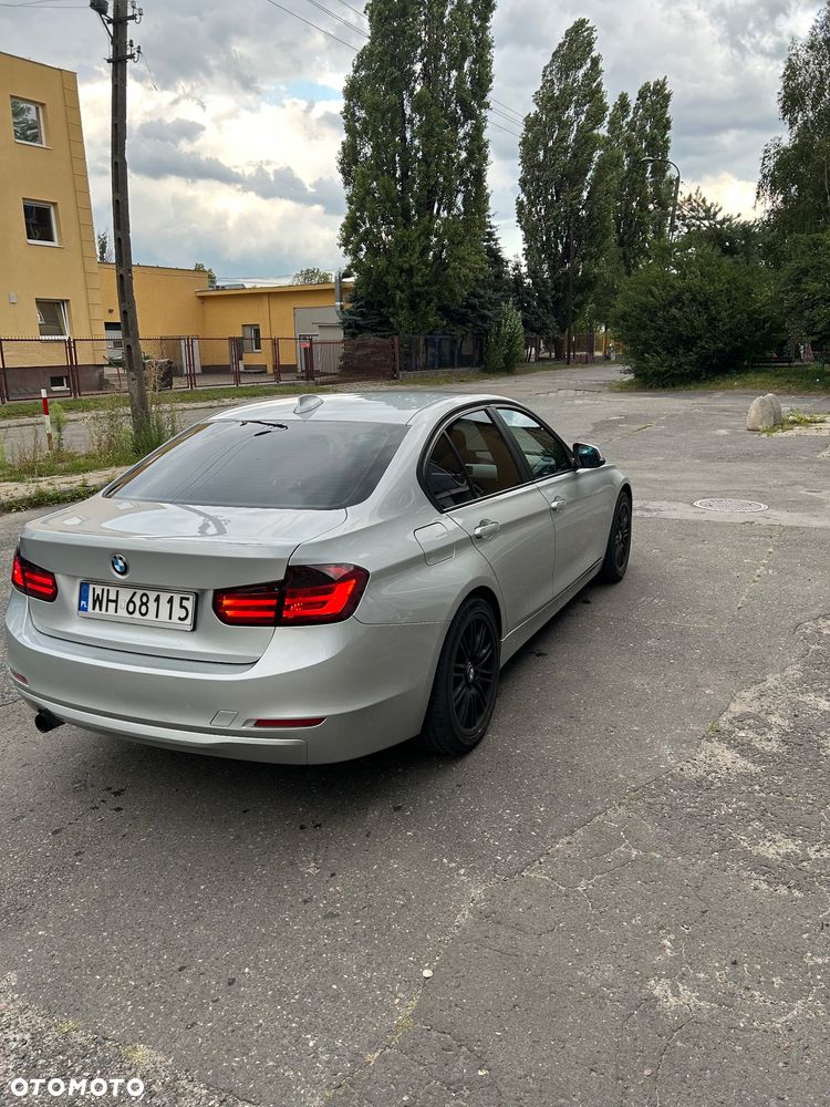 BMW Seria 3 320i - 5