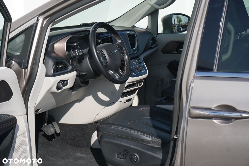 Chrysler Pacifica - 12
