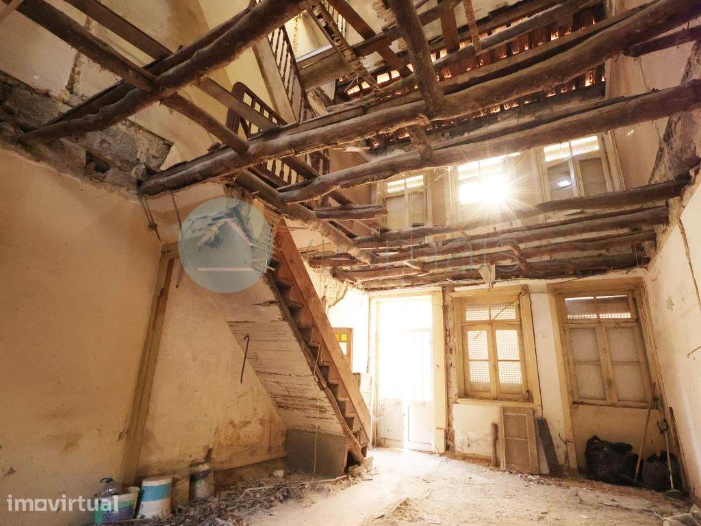 Moradia para reconstrução situada numa zona privilegiada do Porto - Grande imagem: 4/19