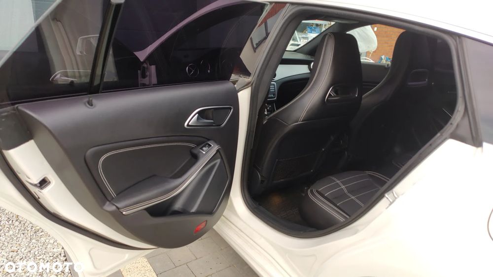 Mercedes-Benz CLA 200 7G-DCT - 13