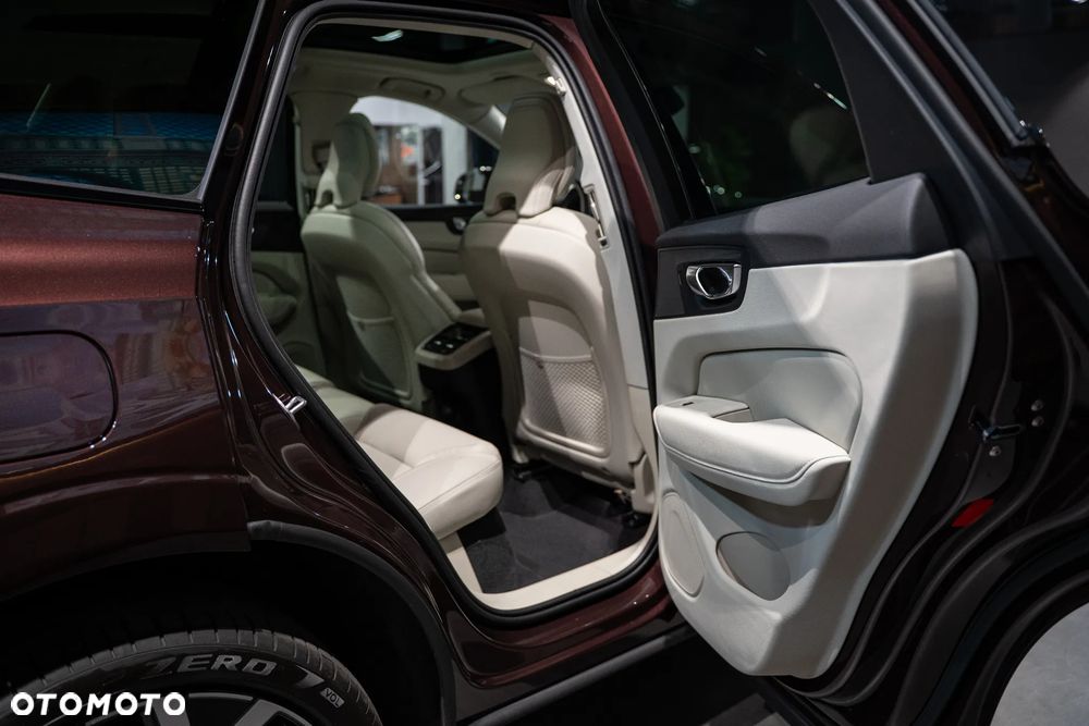 Volvo XC 60 B5 B AWD Ultra Dark - 19