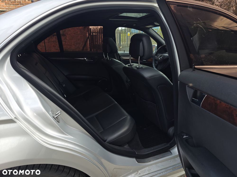 Mercedes-Benz Klasa C 300 Avantgarde 4-Matic - 23