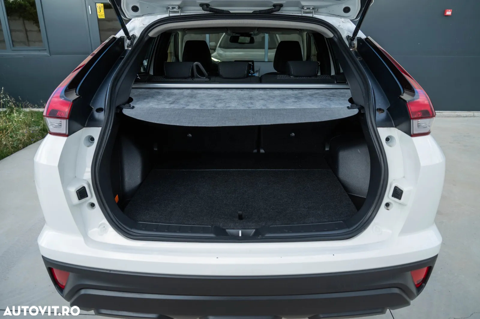Mitsubishi Eclipse-Cross Plug-In Hybrid 4WD Intro Edition - 12