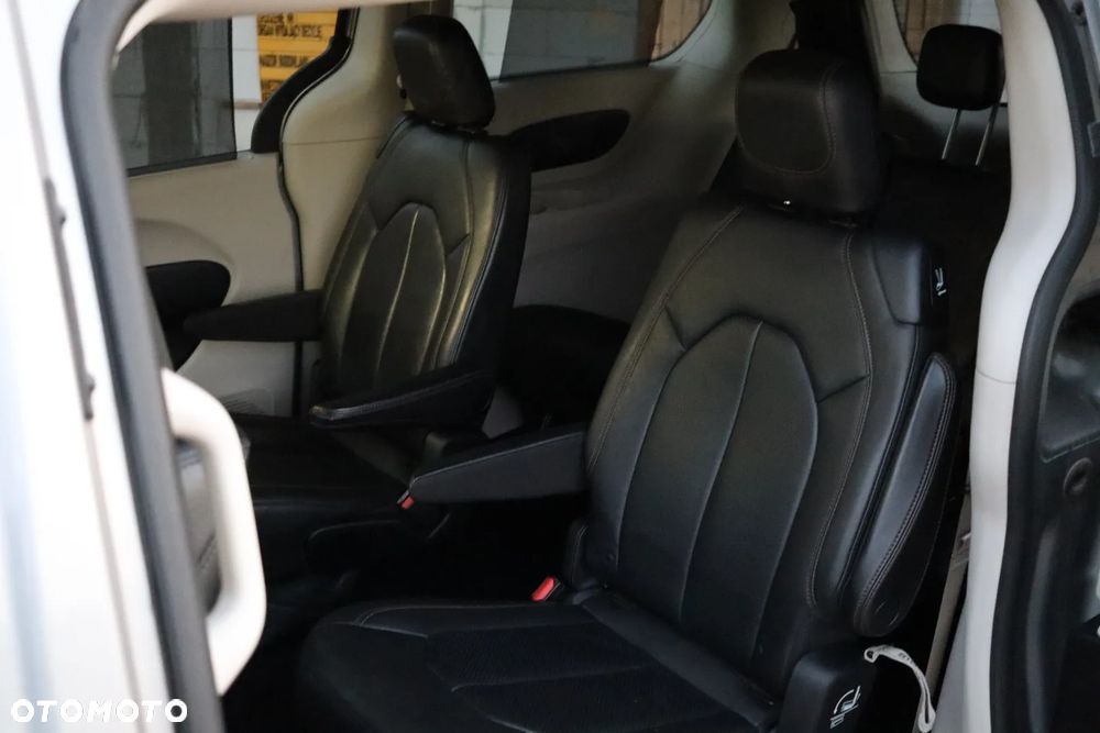Chrysler Pacifica - 26