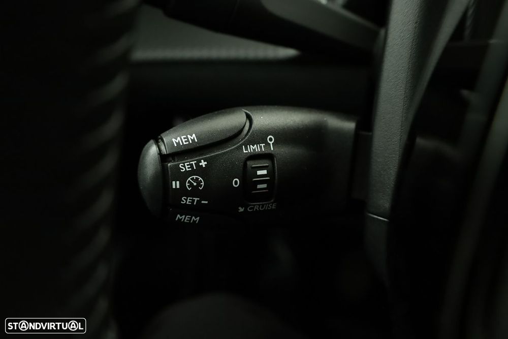 Peugeot 2008 1.2 PureTech Allure - 16