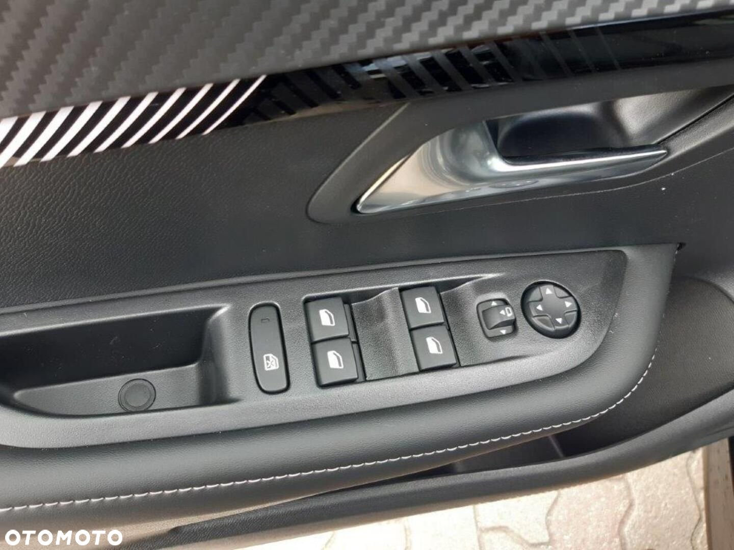 Peugeot 208 - 8