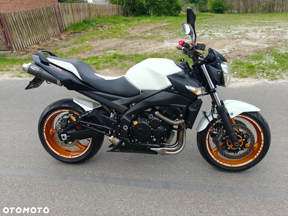 Suzuki GSR - 6
