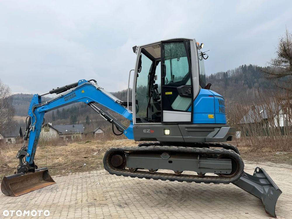 Wacker Neuson EZ50 Koparka Gąsienicowa 5,5 Tony. 2022 rok. 1400 mtg. Jak Nówka z salonu! ani deka luzów czy wycieków! Pochodzi z Gospodarstwa Norweskiego! Aktualne serwisy DEKRA BMWT. 2 łyżki. Silnik PERKINS 4 cyl. 52km. Maszyna Full wypasiona! Bogata wersja Norweska! Klima. Radio Usb. Szybkozłącze Hydrauliczne. OKAZJA. Pełny Oryginał historia do sprawdzenia w Wacker autoryzowany! - 26