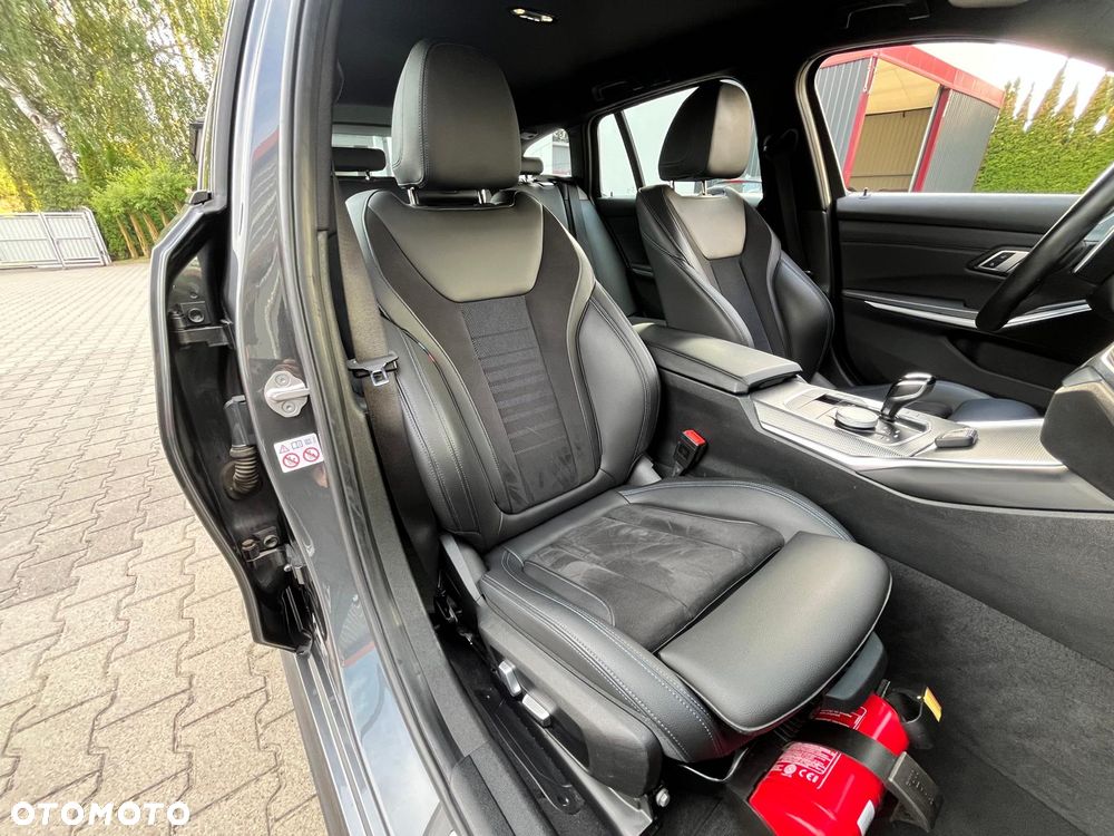 BMW Seria 3 330e PHEV M Sport - 28
