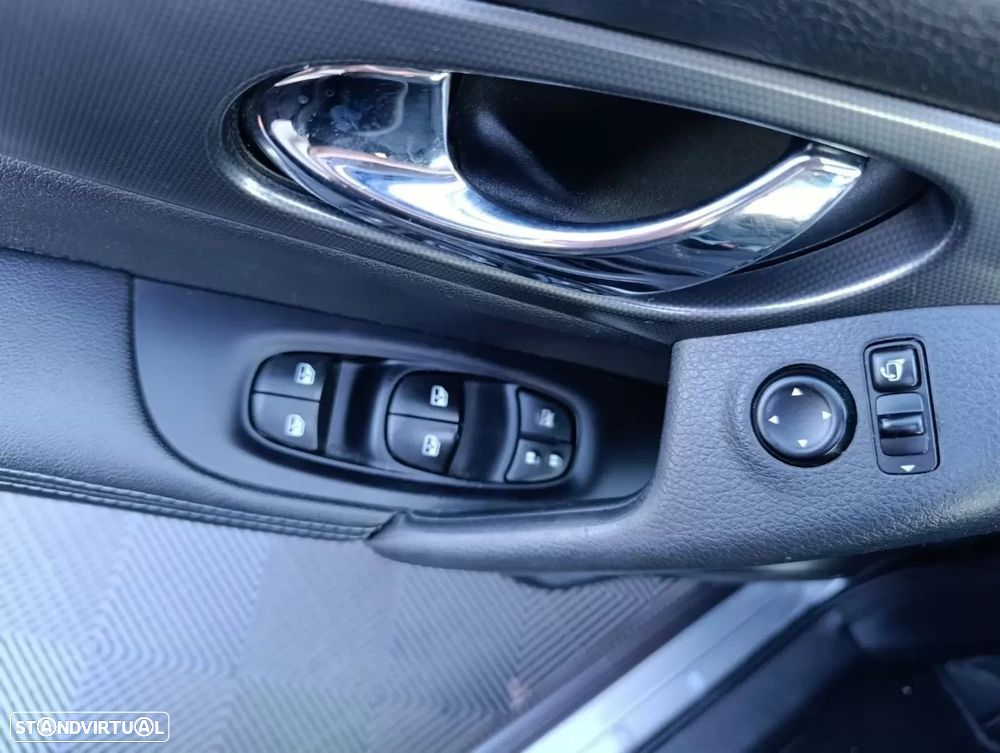 Nissan Qashqai 1.5 dCi N-Connecta J18 - 11
