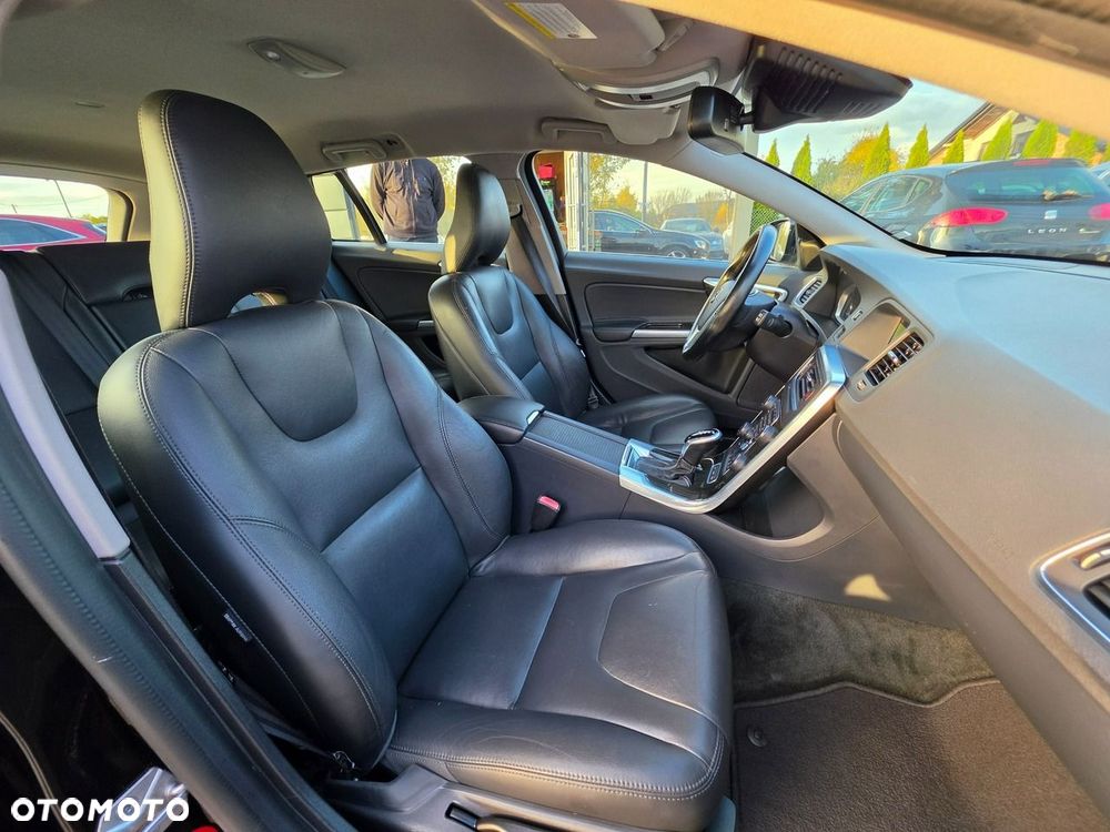 Volvo V60 D6 AWD Plug-in Hybrid Summum - 28