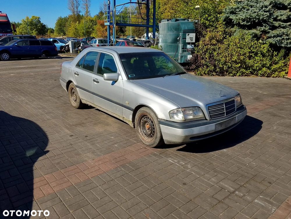 Mercedes – Benz Klasa C W202 (93-97.) 2.0 D 73KM. Silnik 601.913 (601 913) (601913) Skrzynia 717.416 (717 416) (717416) lakier 744.Cały na części. GWARANCJA !!! Przód Tył Zestaw Komplet Drzwi Klapa Zderzak Błotnik Maska Grill Atrapa Szyba Pas Lampa Lusterko Boczki Fotel Kanapa Kokpit Deska Rozdzielcza Przełącznik Włącznik Sterownik Przewody Wiązka Instalacja Moduł Komputer Czujnik Listwa Pompa Alternator Wtryski Głowica Rozrusznik Kompresor Sprzęgło Dwumas Silnik Skrzynia ABS Klimatyzacji Paliwa Wspomagania Kolektor Turbina Przepustnica Zawór Chłodnica Koło Hak Belka Sanki Zawieszenie Mcpherson Półoś Amortyzator Wydech Tłumik Zacisk Most - 5