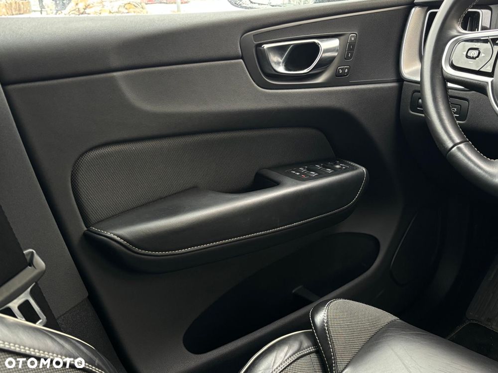 Volvo XC 60 D4 AWD R-Design - 19