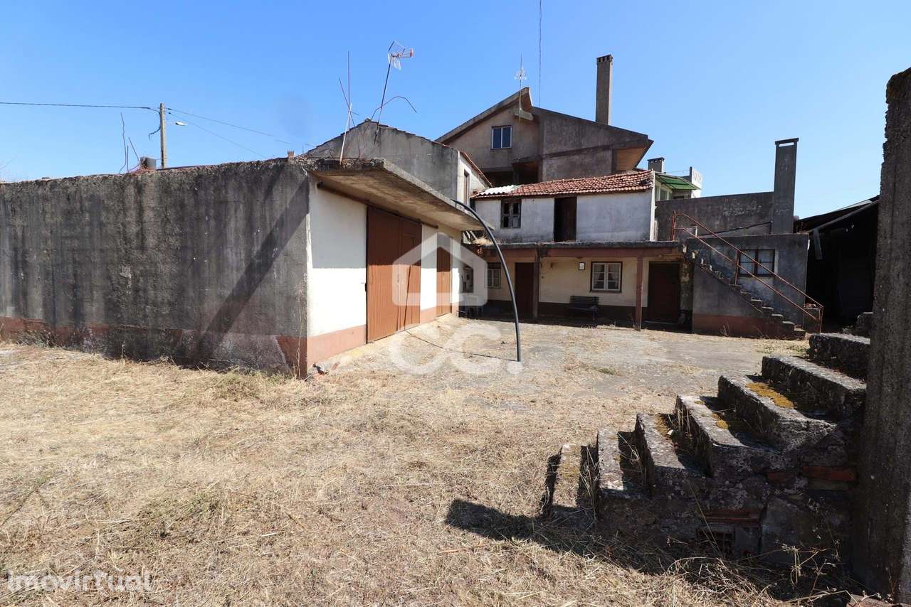 Moradia T3 com terraços, logradouro e garagem para recuperar na Vila d - Grande imagem: 2/23