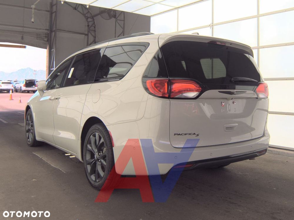 Chrysler Pacifica - 4