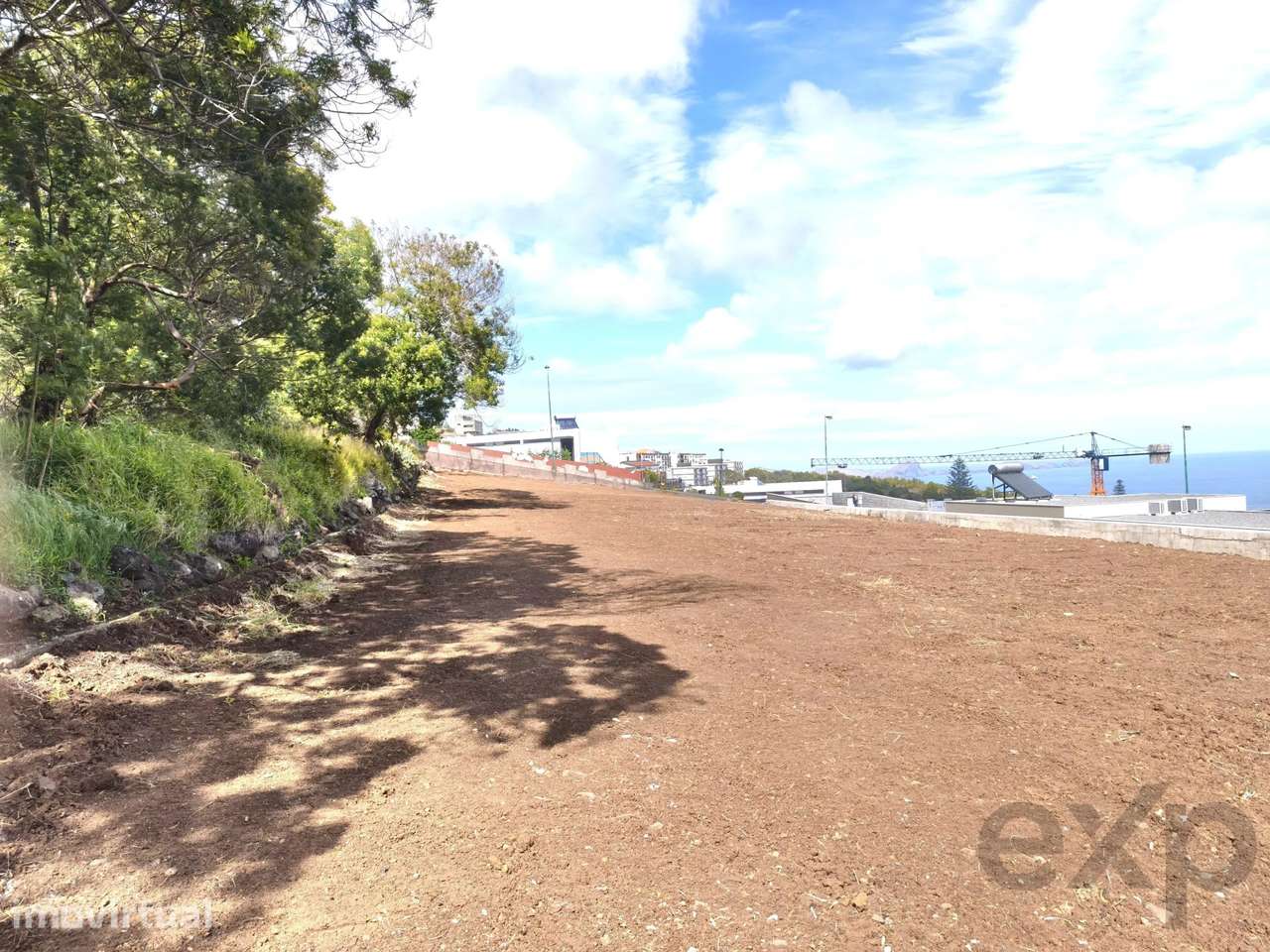 TERRENO EXCLUSIVO COM VISTA MAR — ÁGUA DE PENA, MACHICO | 1.645,60 m² - Grande imagem: 3/23