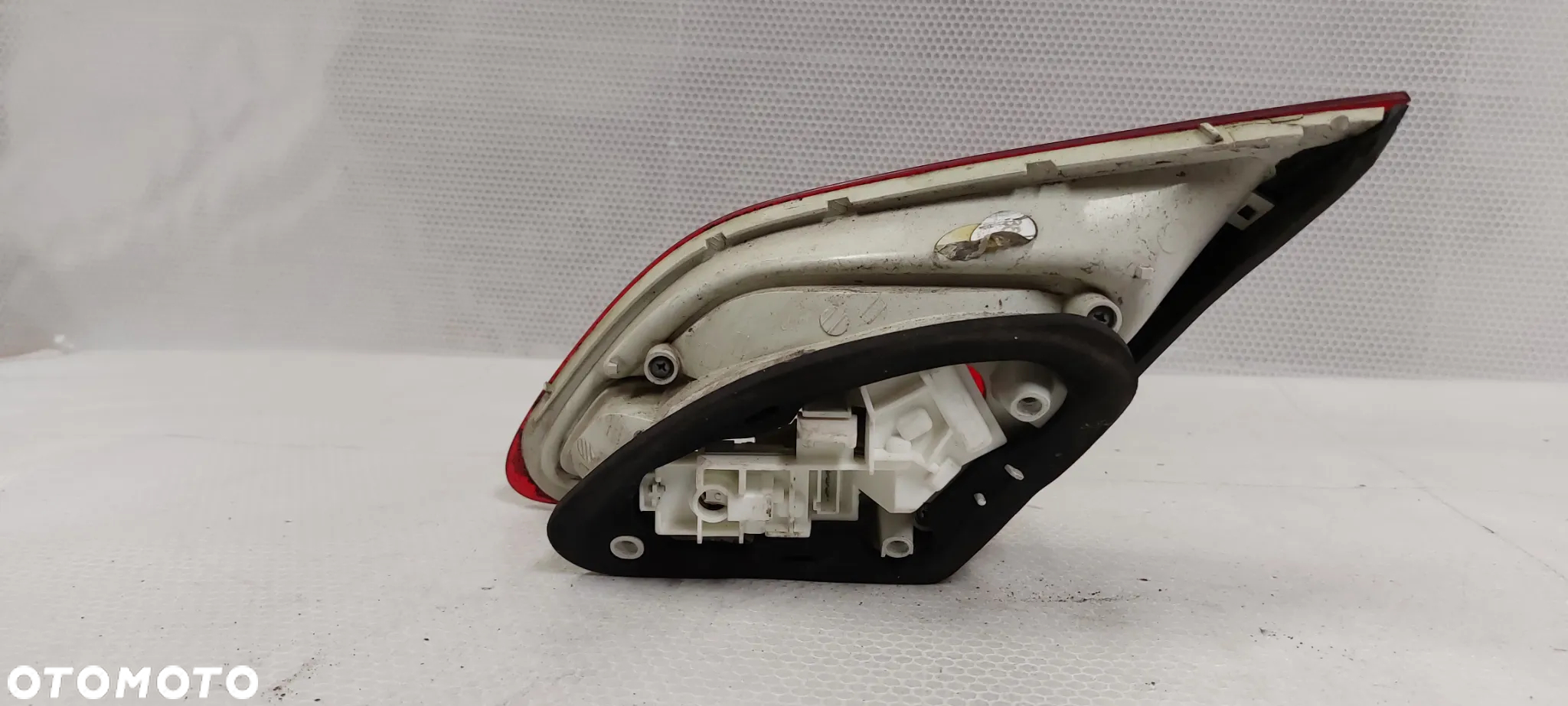 .  LAMPA TYL TYLNA LEWA W KLAPE OPEL ASTRA J HB - 2