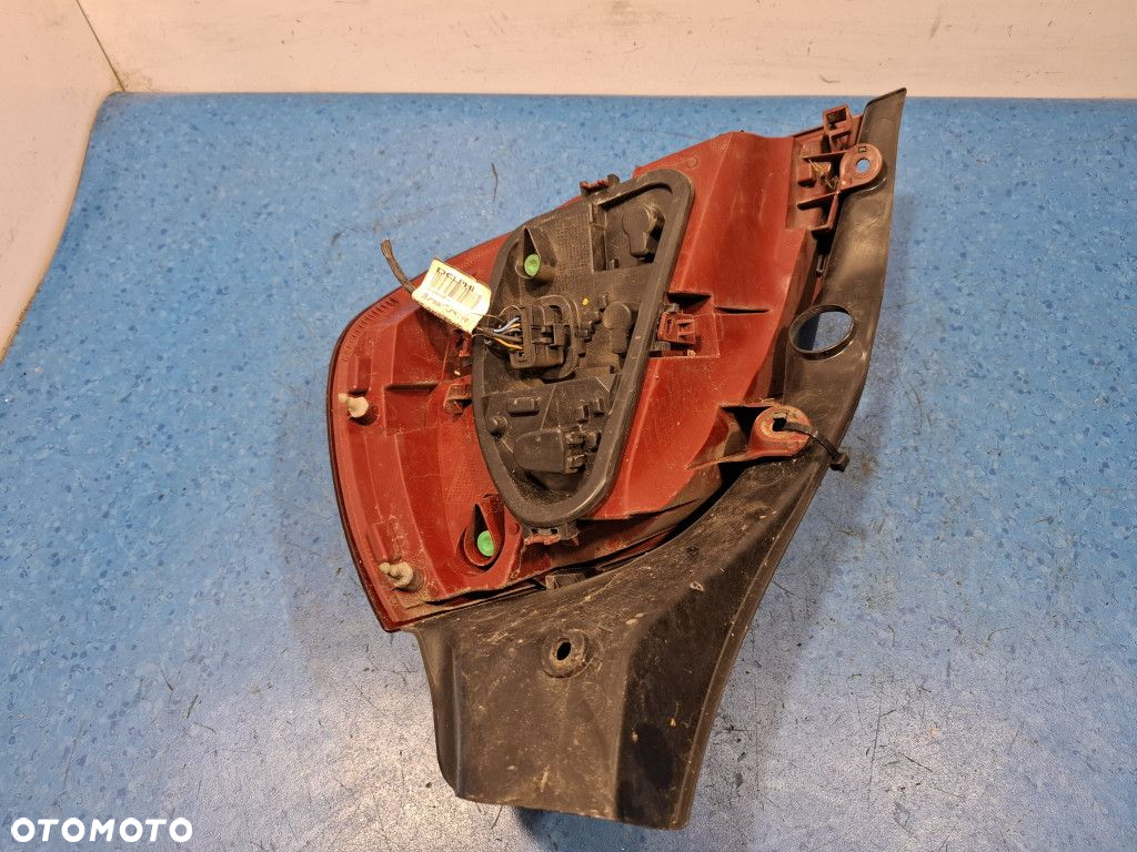 RENAULT CLIO III LIFT LAMPA TYŁ LEWA ZEWNĘTRZNA 8200886944 - 9