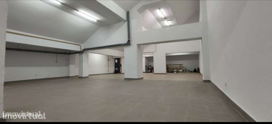 Amplo Armazém em Marvila - Grande imagem: 2/4