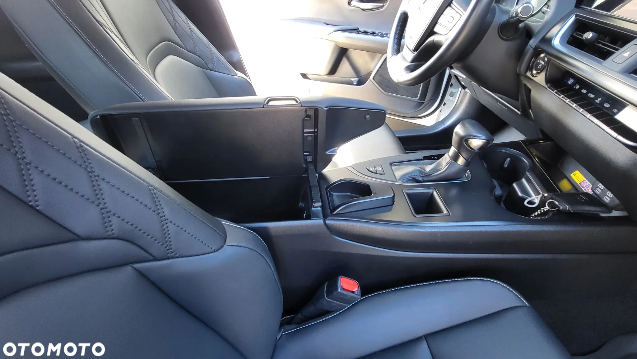 Lexus UX 250h GPF Business AWD - 21