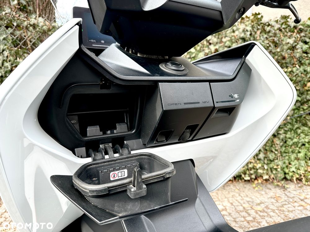 BMW CE 04 - 19