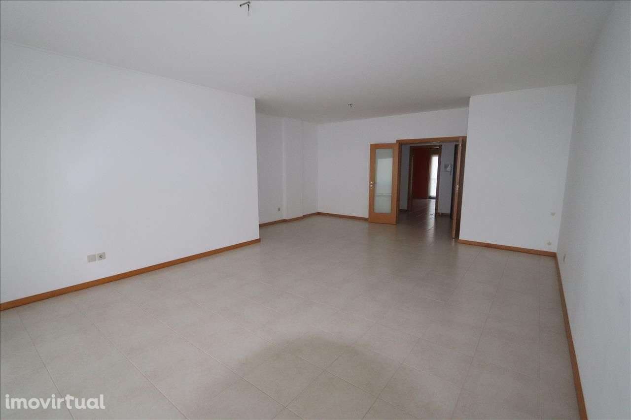 Apartamento T3 no Pinhal Novo com garagem e varanda - Grande imagem: 2/15