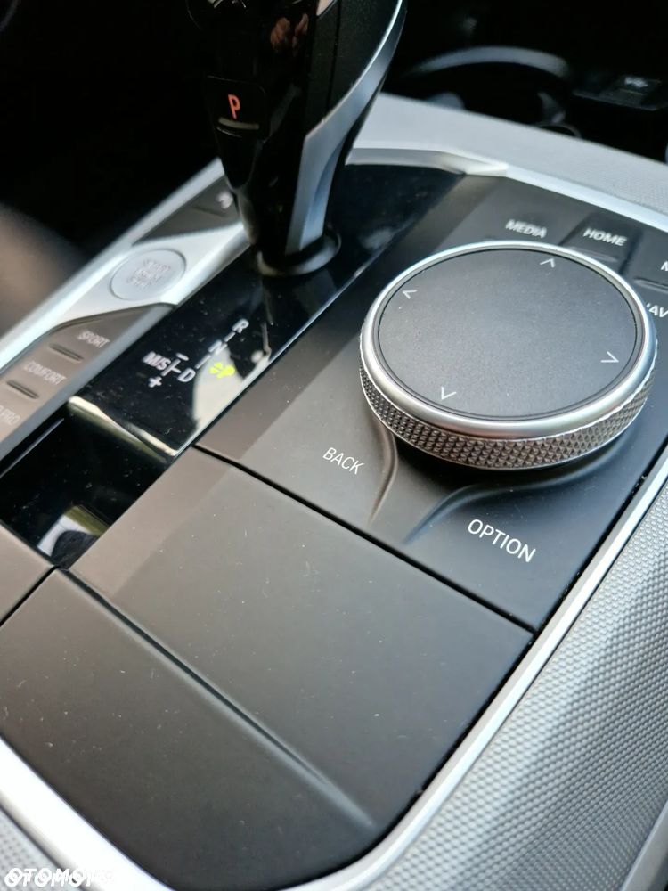 BMW Seria 3 318d mHEV - 16