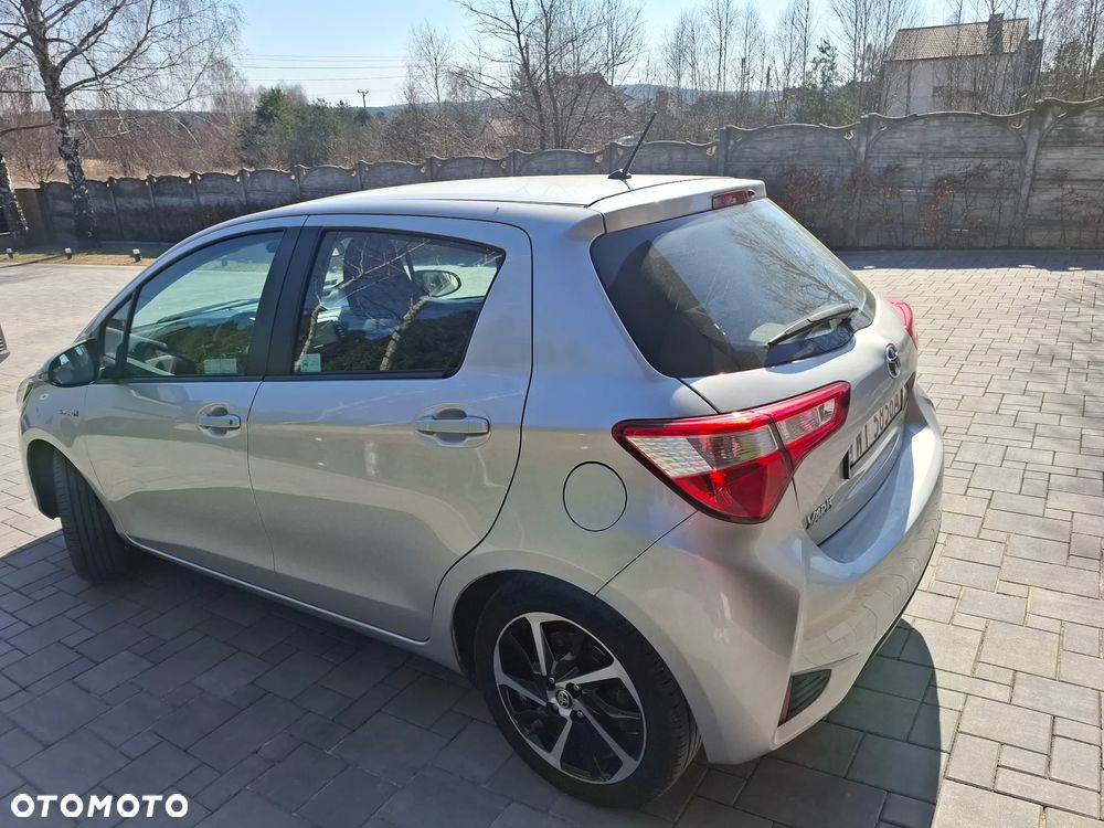 Toyota Yaris Hybrid 100 Premium - 8