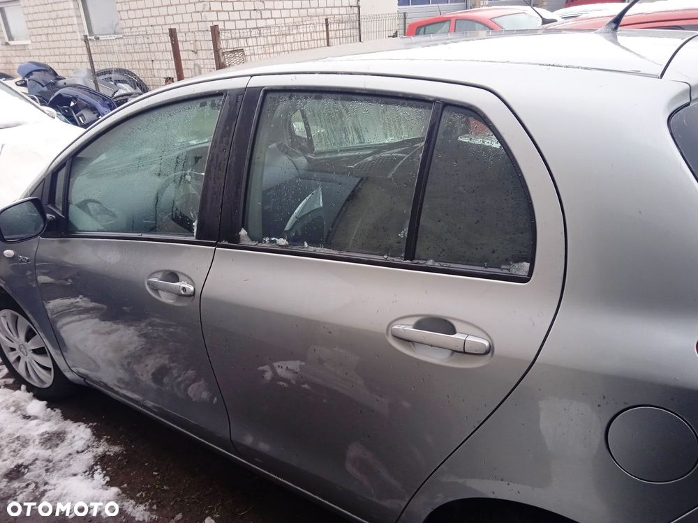 Na części Toyota Yaris II 5D kolor 1F8 silnik skrzynia maska klapa błotnik drzwi zderzak szyba - 3
