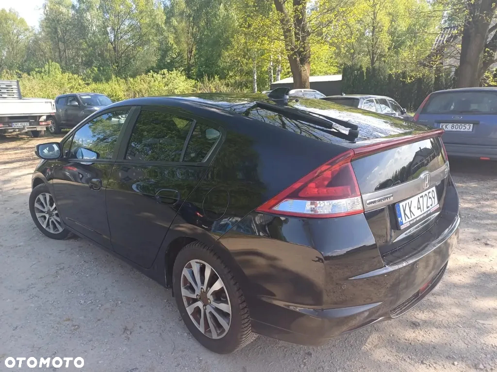 Toyota Prius (Hybrid) - 5
