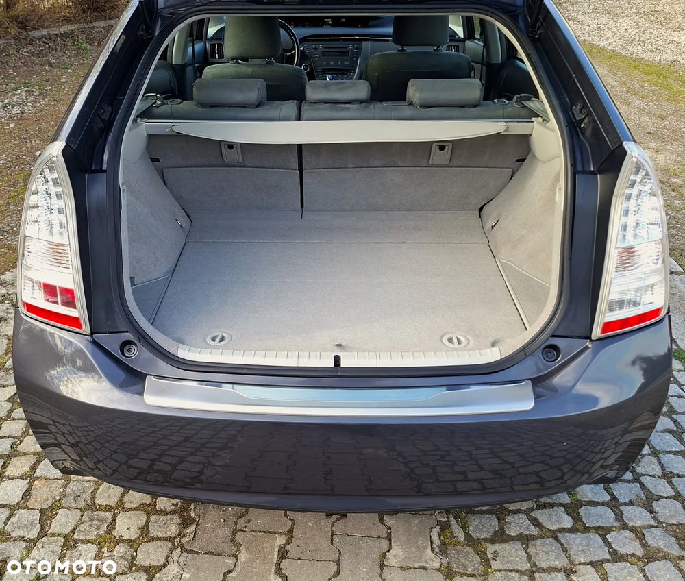 Toyota Prius (Hybrid) Life - 12