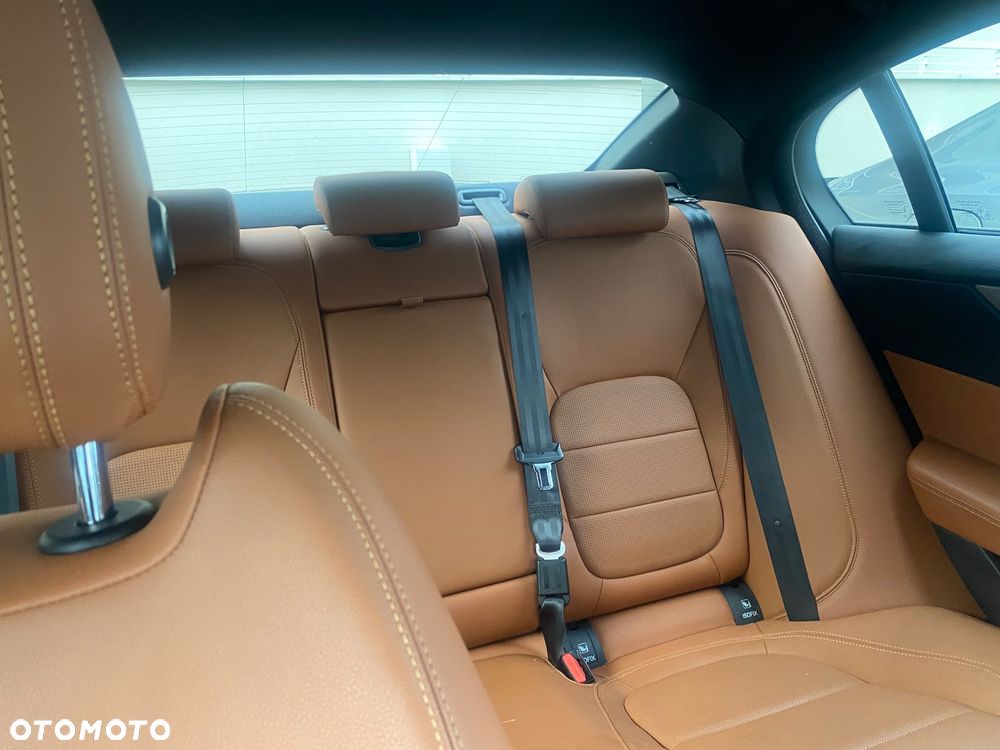 Jaguar XE - 13