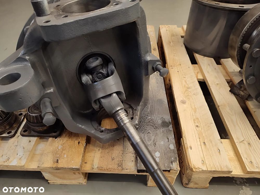 Zwolnica 7700607902 Zwrotnica 7600645001 7700608601 Massey Ferguson 8690 - 8