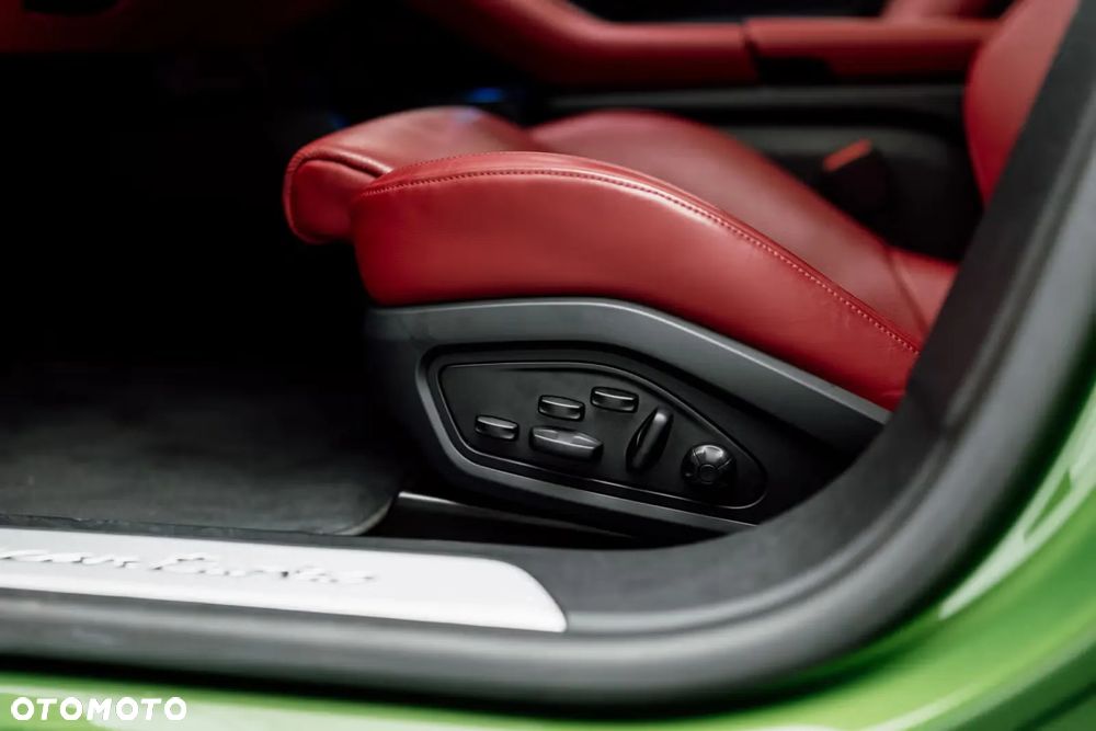 Porsche Taycan Turbo - 28