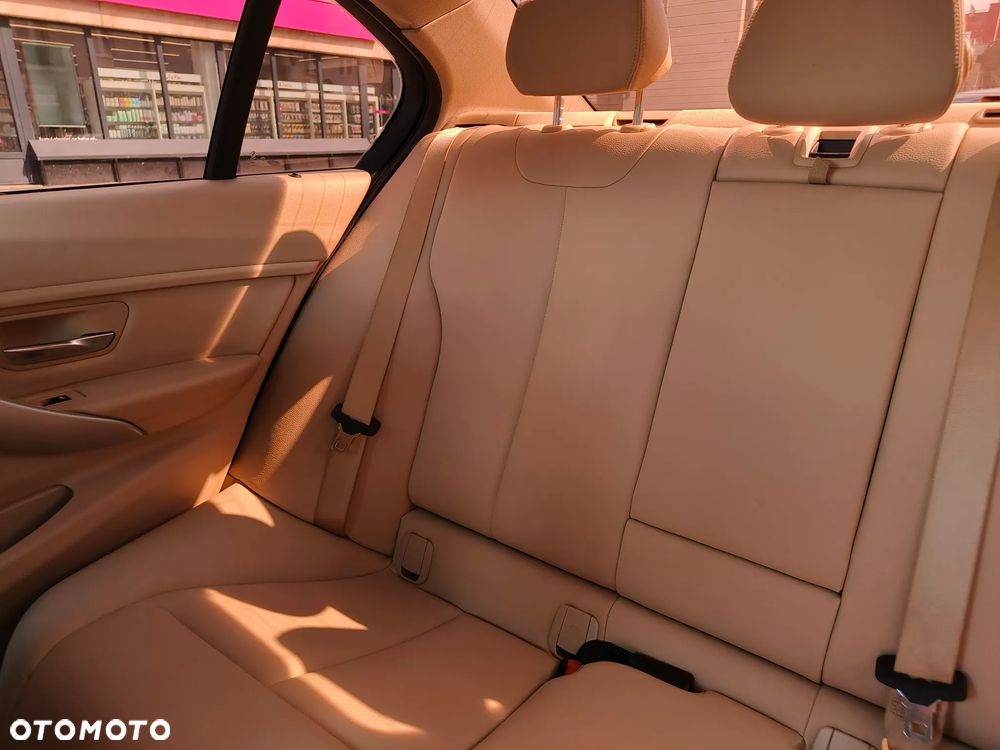 BMW Seria 3 328i xDrive - 8