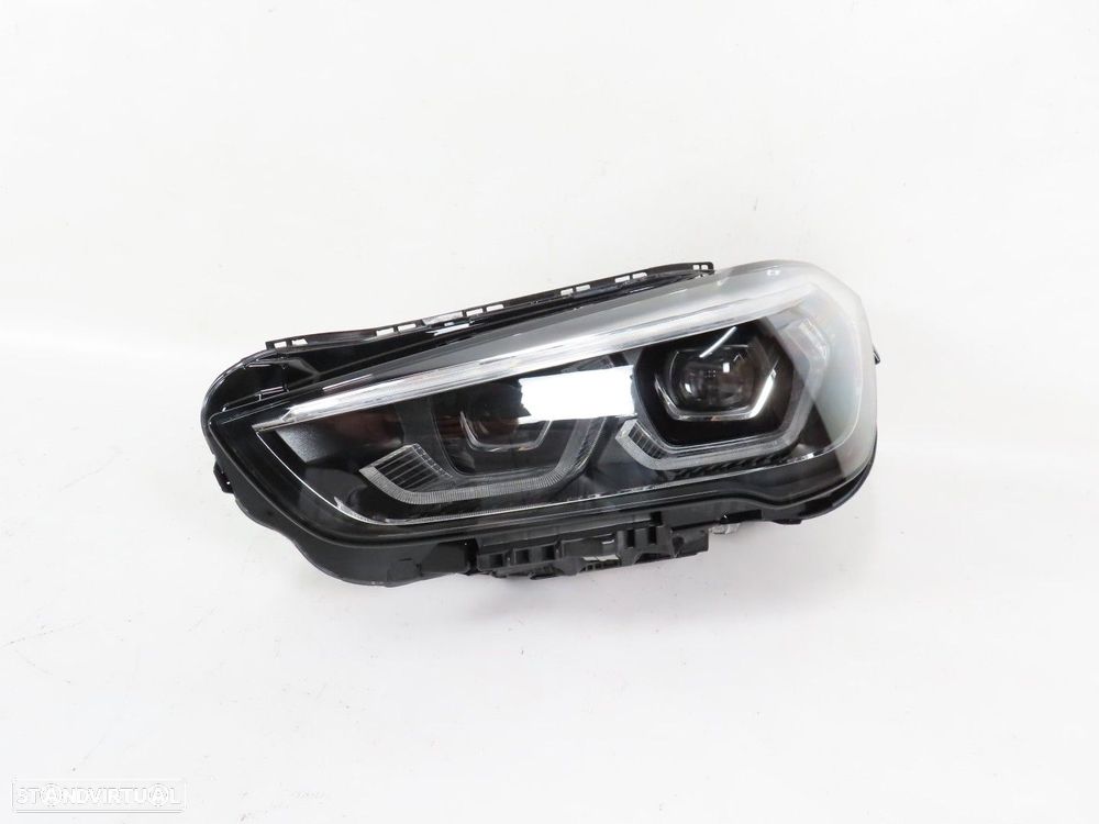 Farol Led LCI Esquerdo Seminovo/ Original BMW X1 (F48) 63115A01171 / 63119477811 - 2