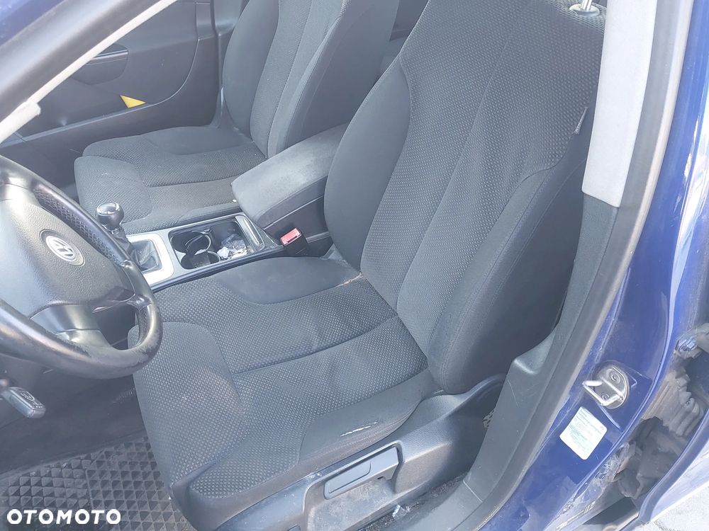 Volkswagen Passat B6 KOMBI silnik kompletny 2.0 TDI 140KM BKP Bmn Bmr Bkd Blb Bre Brf Brd Bsy Byl Bma Bwc skrzynia biegów JLU 6 biegów sprzęgło dwumasa lewarek drzwi prawe lewe przód tył klapa lusterko NIEBIESKI LC5E listwy chrom turbina turbosprężarka pompa maglownica zwrotnica zacisk kokpit panel dekory boczek drzwi tapicerka podsufitka podszybie fotel zestaw startowy sterownik szyba zamek lampa blenda wykładzina alufelgi roleta podłokietnik mechanizm tempomat kolektor osłona dolot tłumik wydech NA CZĘŚCI WSZYSTKIE CZĘŚCI - 17