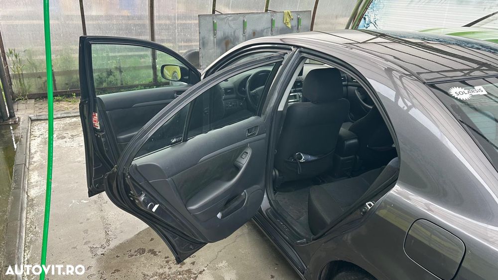 Toyota Avensis 1.6 Sedan Luna - 8