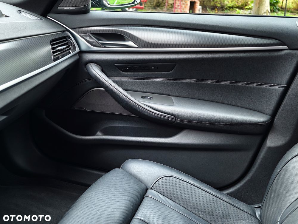BMW Seria 5 530e xDrive M Sport sport - 38