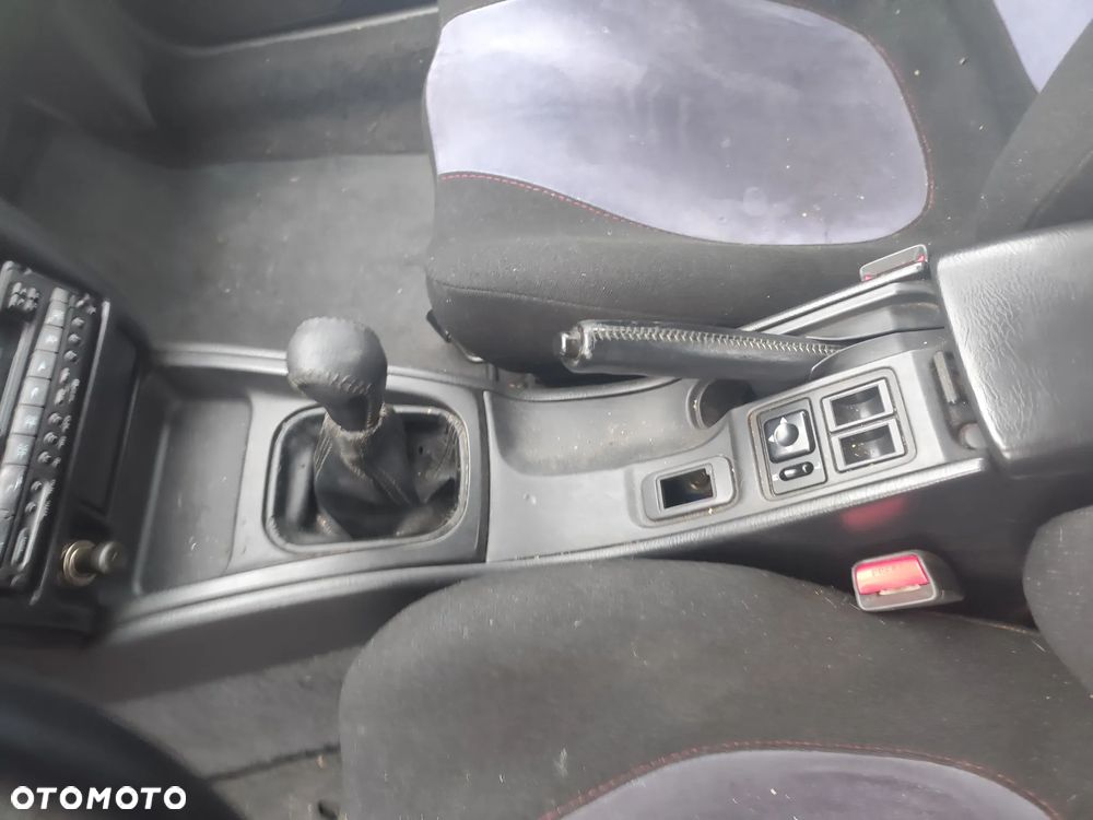 Subaru Impreza GC GC8 GT 2.0 Turbo 211 km sedan fotele przód Europa - 3