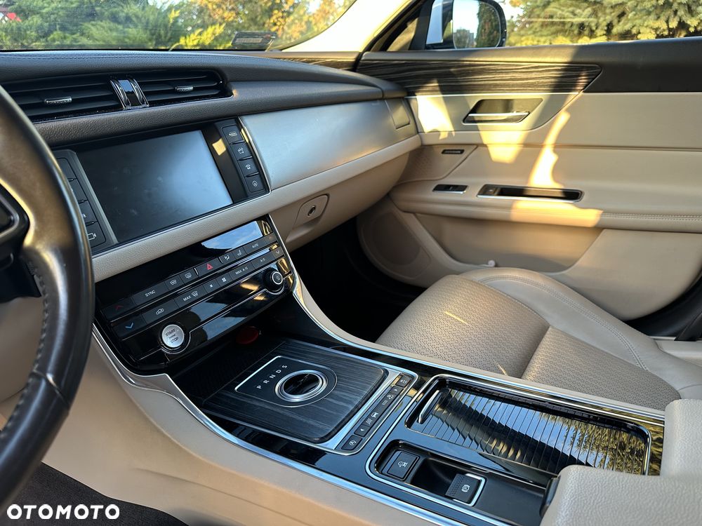 Jaguar XF 2.0 i4D Portfolio - 17