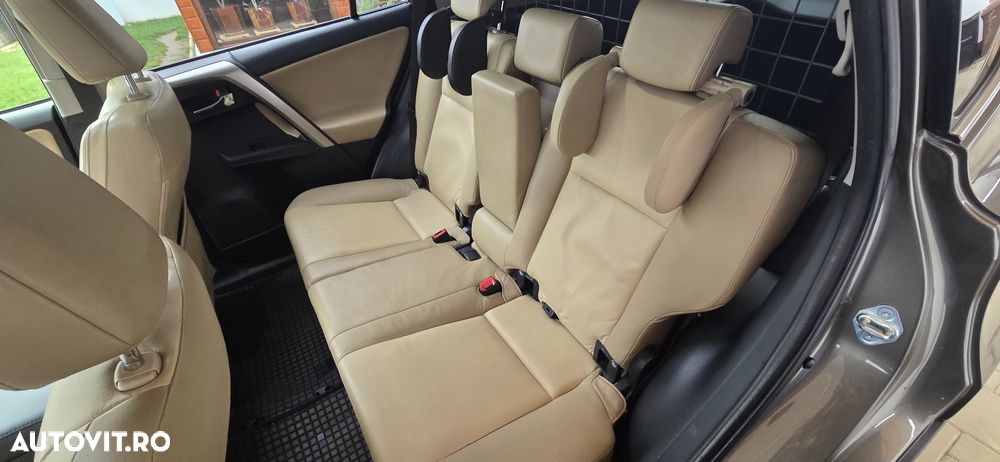 Toyota RAV4 2.2 D-4CAT 4WD Aut Luxury 18" - 27