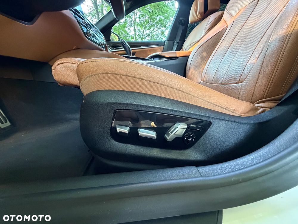 BMW Seria 5 520d M Sport - 12