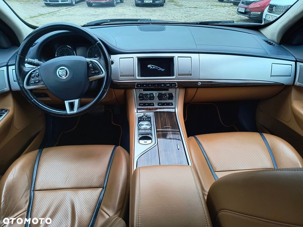 Jaguar XF - 11
