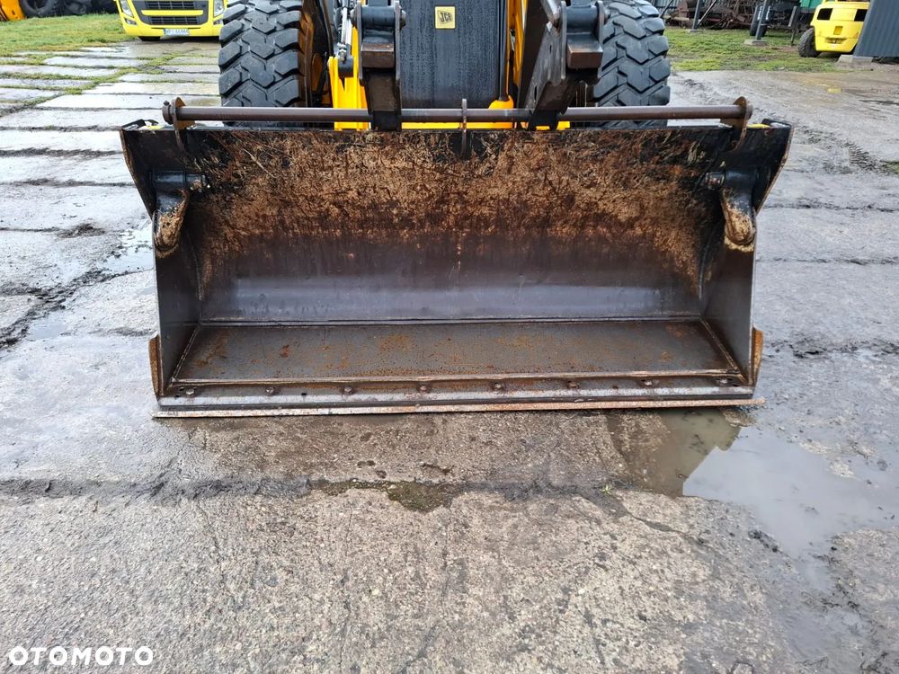 JCB 4CX - 17