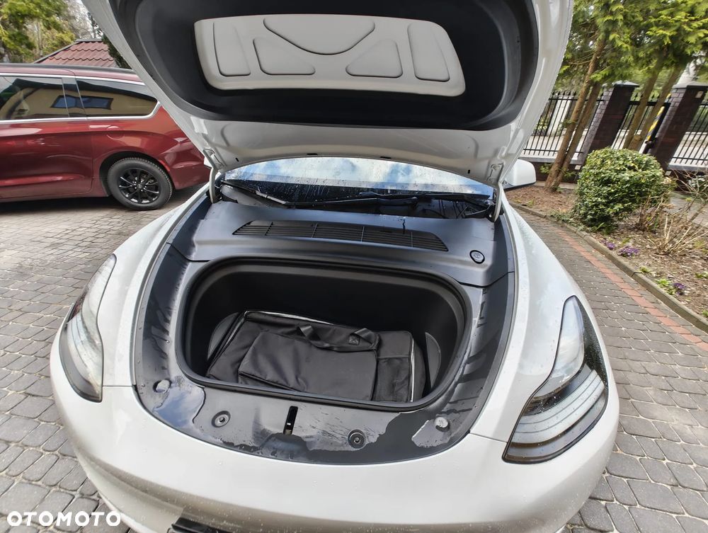 Tesla Y Performance AWD - 10